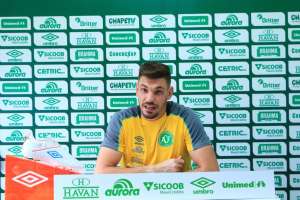 Goleiro da Chape desabafa: 'Torcedor tem que se acostumar a jogar uma Série B'