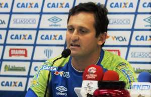 Técnico do Avaí sai na bronca contra arbitragem e o VAR após derrota