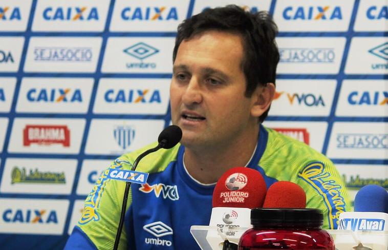 Técnico do Avaí sai na bronca contra arbitragem e o VAR após derrota