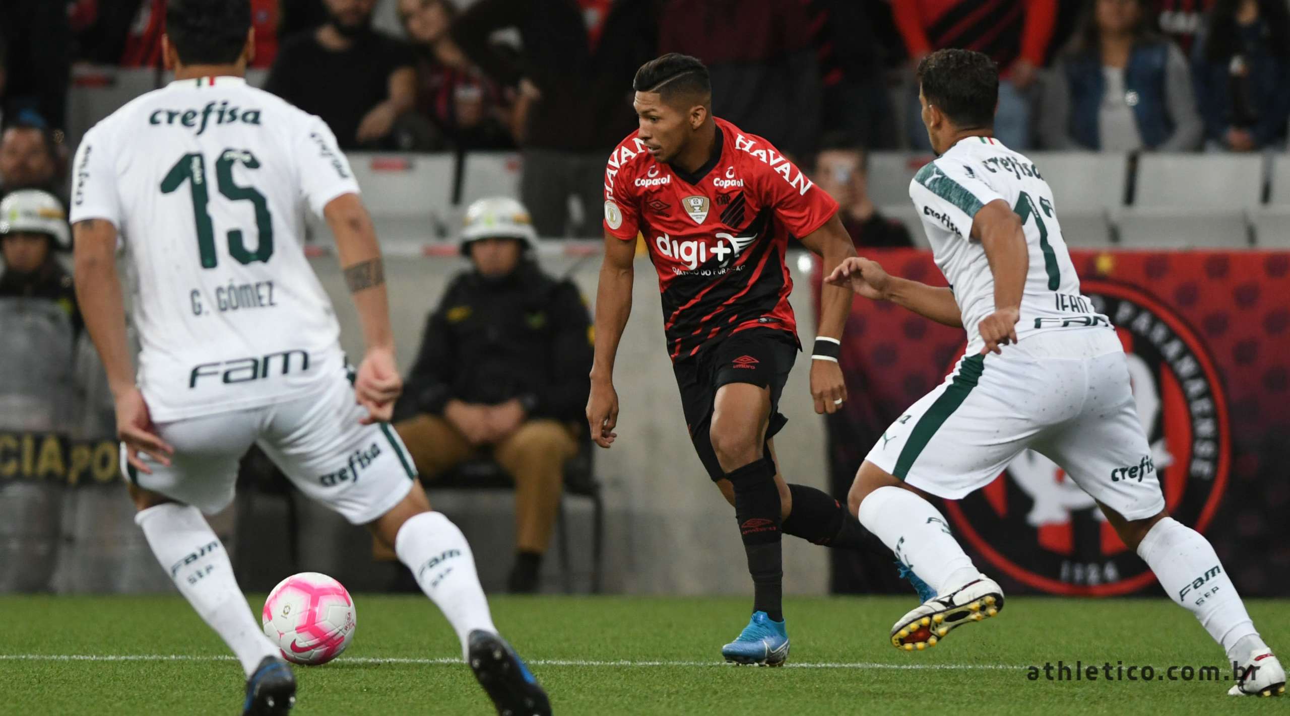 Atacante vê Athletico-PR superior ao Palmeiras e lamenta empate em casa