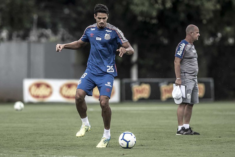Onipresente, Lucas Veríssimo só não jogou pelo Santos no Brasileiro por suspensão
