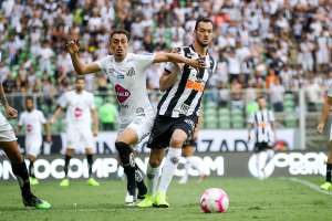 Após deixar jogo lesionado, Réver fará exame e preocupa Atlético-MG para domingo