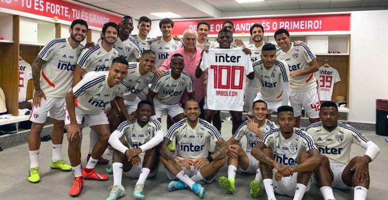 Zagueiro do São Paulo vibra com gol da vitória em 100º jogo com a camisa tricolor