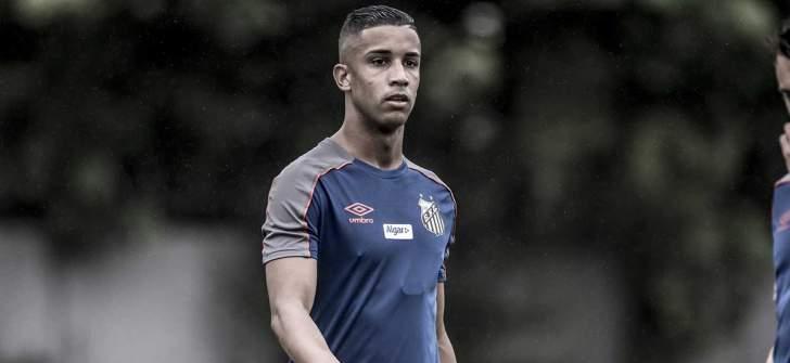 Lateral revelado no Flamengo pode trocar Santos por rival do Brasileirão