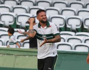 Série B: Camisa 10 do Coritiba vibra com gol após sete meses de jejum
