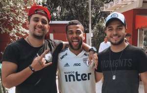 Após jogo, Daniel Alves sobe em palco de show de amigos sertanejos