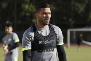 Com edema no tornozelo, zagueiro é dúvida no Vasco para duelo com o Ceará