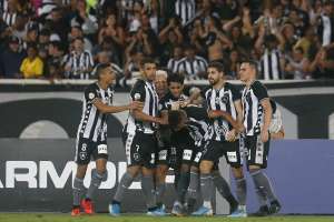 Jogadores do Botafogo enaltecem apoio da torcida em vitória e jovem comemora 1º gol