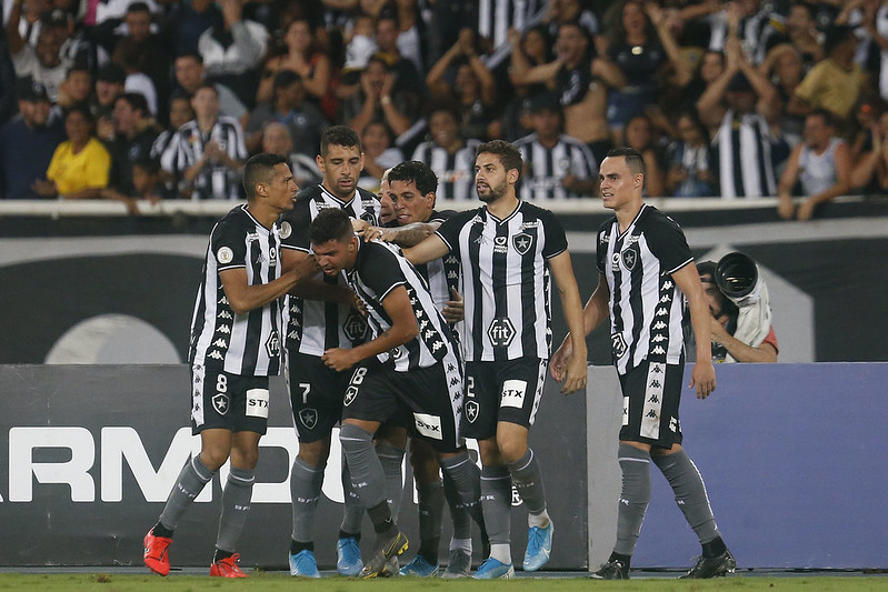 Vitória contra rival na briga contra a degola e bom público aliviam Botafogo