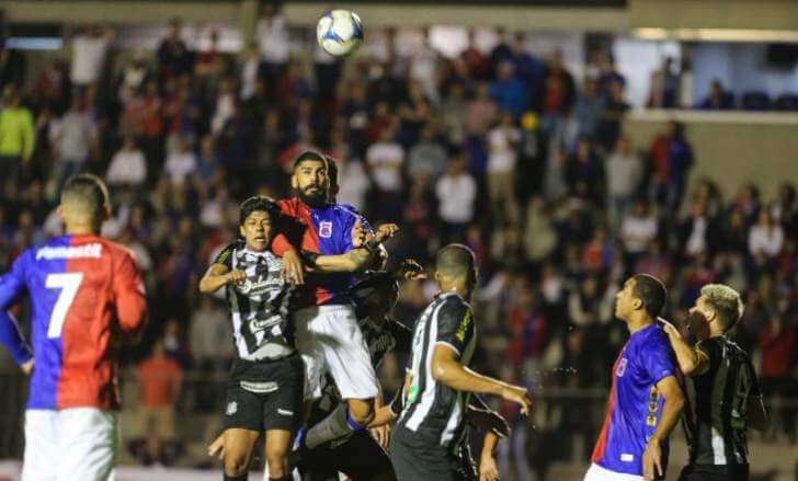 Série B: Paraná tenta esquecer problemas extra-campo antes de confronto direto