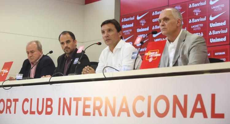 Apresentado, treinador mira Libertadores e final de ano ‘à altura’ do Inter