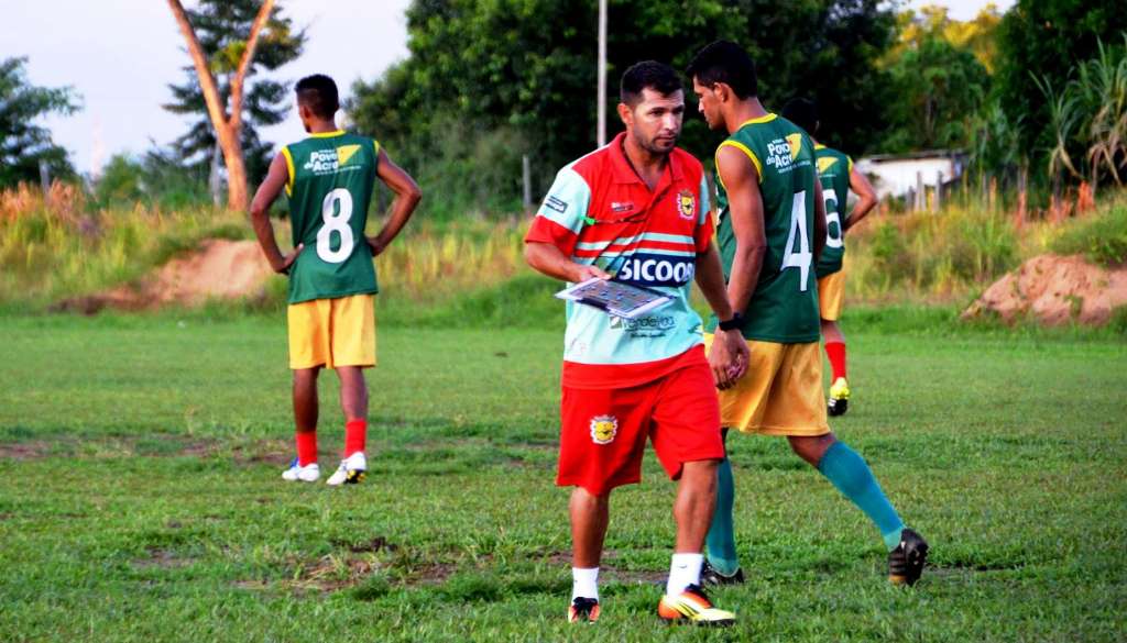 Zé Marco foi confirmado no comando técnico do Galvez por mais um ano