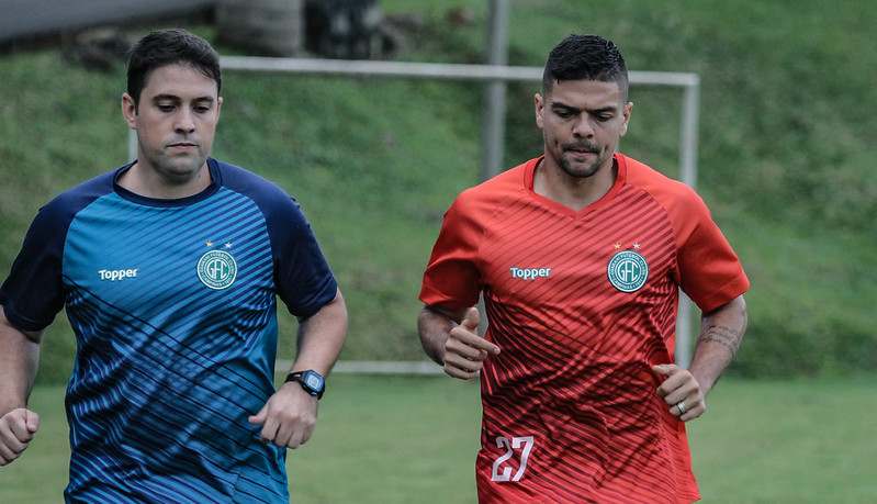 Fernando Viana correu em volta do campo em Nova Veneza - Letícia Martins / Guarani FC