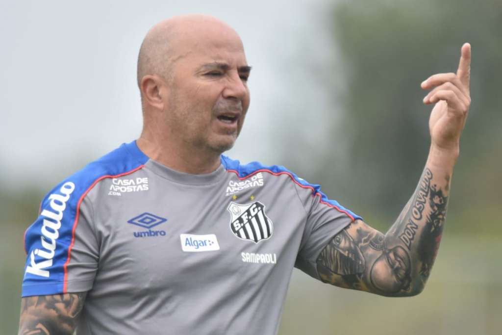 Sánchez diz preferir companhia de Victor Ferraz, mas defende opções de Sampaoli