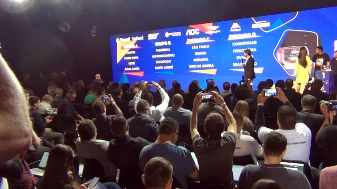 Felipe Diniz, da Rede Globo, comandou o sorteio que definiu os grupos do Paulistão 2020. - Divulgação