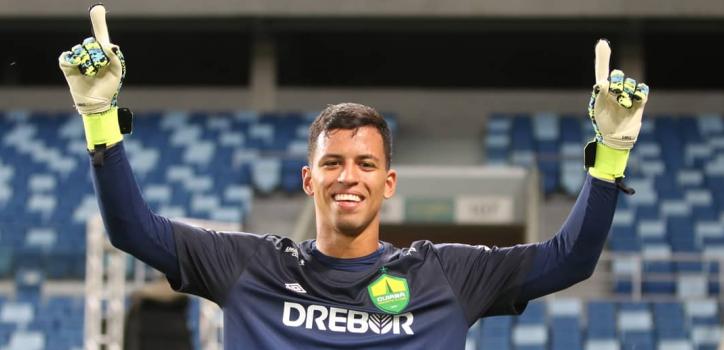 Matheus defendeu pênalti cobrado por Michael