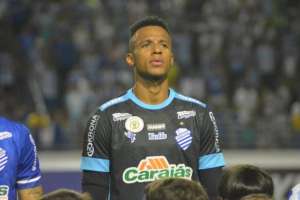 Goleiro do CSA reclama que clube não fornece almoço nem talheres para se alimentar