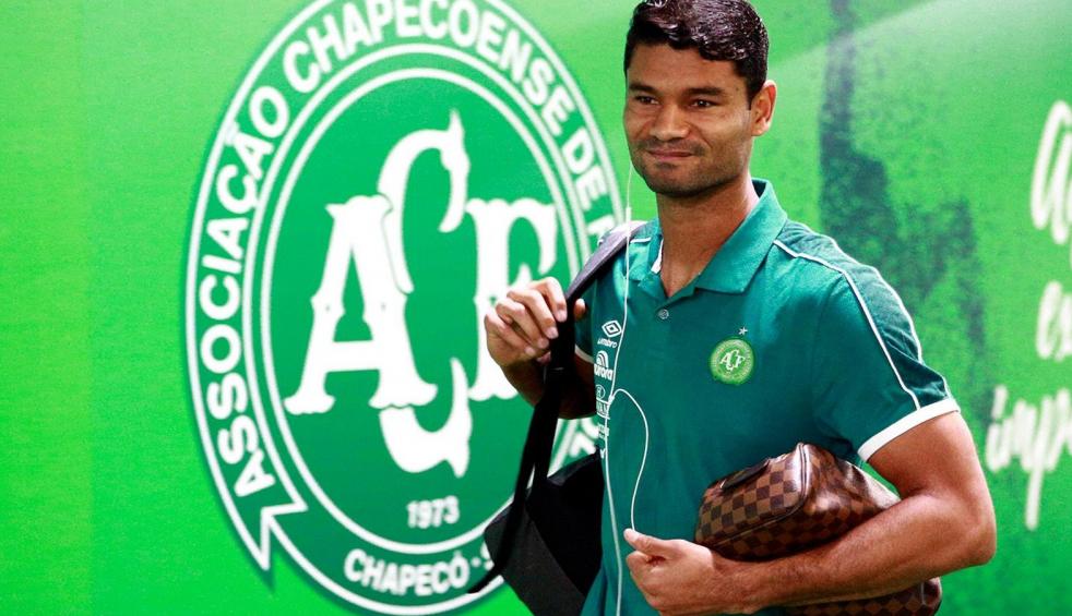 Zagueiro sofre fratura e desfalca Chapecoense por tempo indeterminado no Brasileirão