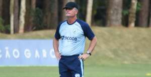 Mazola Júnior deve voltar a utilizar quatro jogadores no meio-campo do Londrina