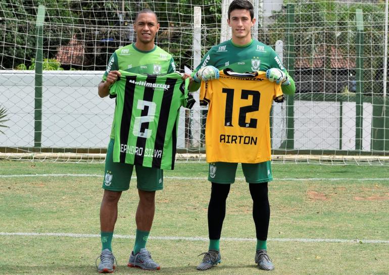 Após renovar com técnico, clube da Série B prorroga contrato de dois jogadores