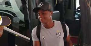 Meia do Atlético-MG se livra de indiciamento, mas acaba suspenso pelo STJD por dois jogos