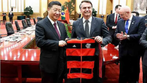 Bolsonaro dá agasalho do Flamengo ao presidente da China: 'Melhor da atualidade'