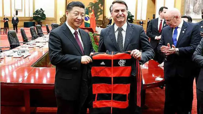 Bolsonaro dá agasalho do Flamengo ao presidente da China: ‘Melhor da atualidade’