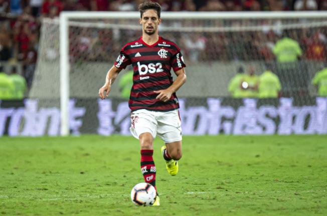 Barcelona manda olheiro e Flamengo se movimenta para ter 75% de zagueiro