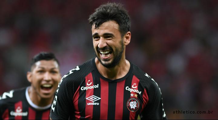 Camacho retorna após seis meses de suspensão e reforça o Athletico-PR