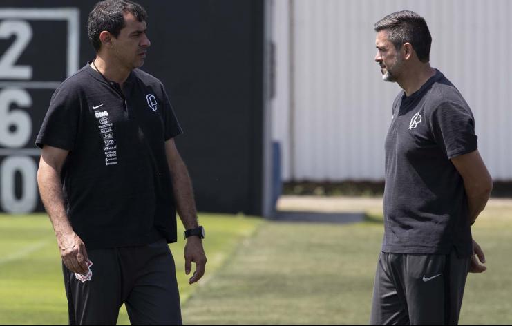 Corinthians faz mistério na escalação e volta a relacionar meia
