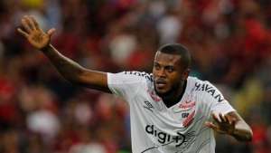 Visando oxigenar elenco para 2020, Corinthians monitora trio e estuda oferta