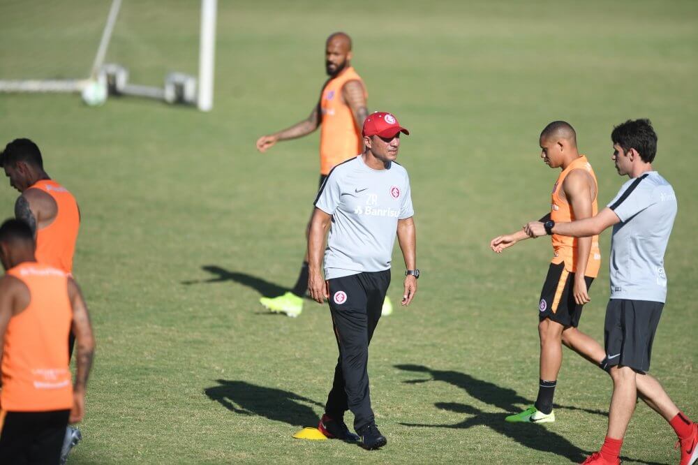 Na estreia, treinador encaminha Internacional mais ofensivo em treino fechado