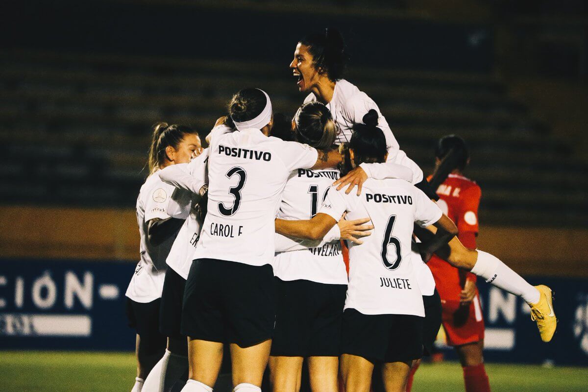 LIBERTADORES FEMININA: Corinthians faz 4 a 0 e avança para final