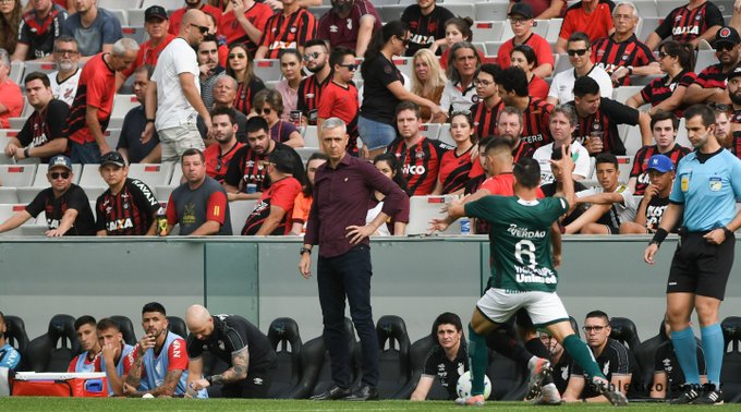 Técnico do Furacão elogia mudança de postura e cobrança entre atletas
