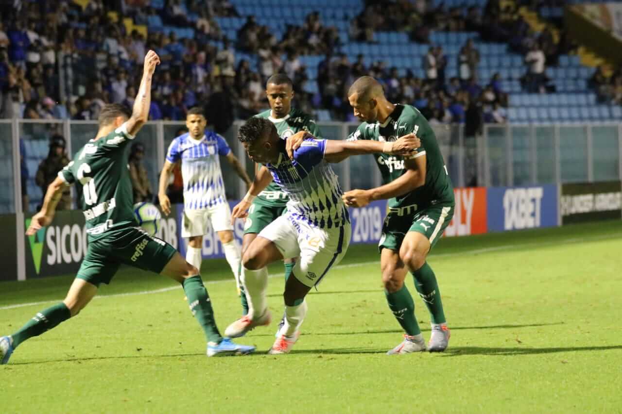 BRASILEIRÃO: Palmeiras salva a pele dos visitantes, mas segue distante do Flamengo