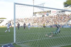 Série B: Com gol de pênalti, Roger alcança artilharia do século na Ponte Preta