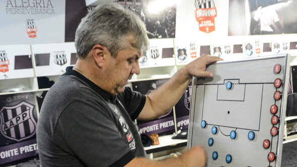 Kleina admite dificuldade por acesso da Ponte Preta, mas alerta: ‘Ninguém joga toalha’