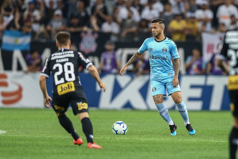 Comparado a Busquets por jornal espanhol, meia do Grêmio está na mira do Barcelona