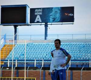 Técnico evita falar da arbitragem e enaltece entrega dos jogadores do Avaí