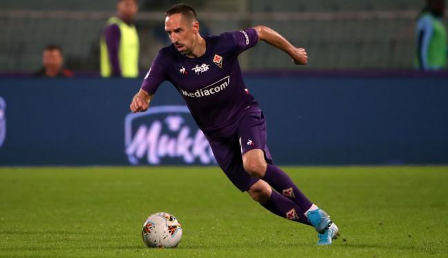 Italiano: Ribéry é suspenso por 3 jogos por empurrar bandeirinha em jogo da Fiorentina