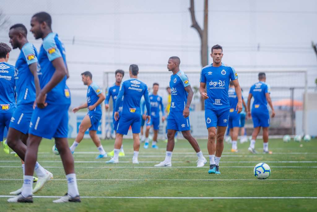 Com Éderson de novo à disposição, Cruzeiro treina sob chuva para pegar o Botafogo