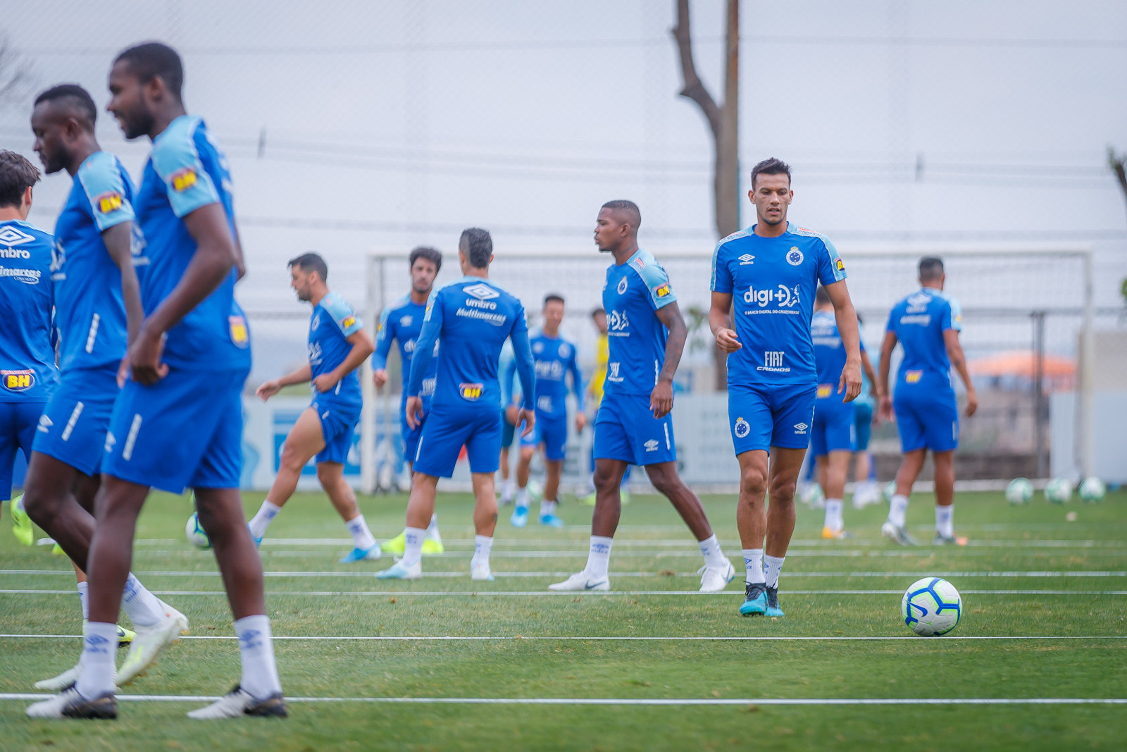 Com Éderson de novo à disposição, Cruzeiro treina sob chuva para pegar o Botafogo