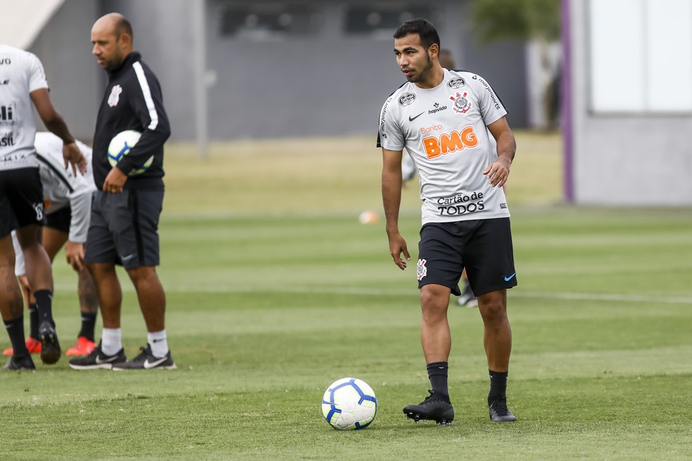 Mateus Vital e Sornoza disputam vaga no meio-campo do Corinthians em Maceió