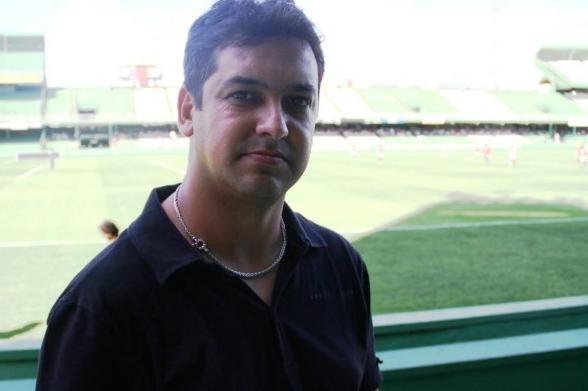 Marquinhos Santos busca a 1ª vitória. (Foto: Divulgação)