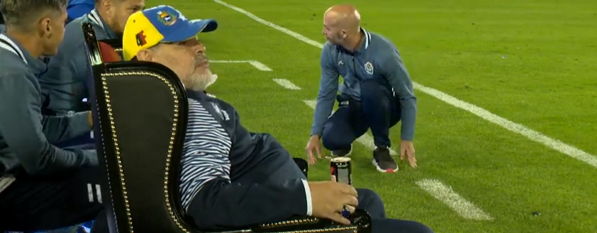 Argentino: Maradona é recebido com trono em visita do Gimnasia y Esgrima ao Newell’s