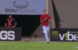 Série B: Árbitro relata invasão de torcedor em campo e Vila Nova pode ser punido