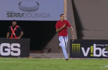 Série B: Árbitro relata invasão de torcedor em campo e Vila Nova pode ser punido