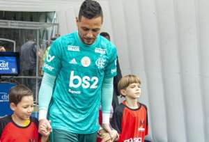 Com entorse no joelho, Diego Alves vai desfalcar Flamengo contra o Goiás
