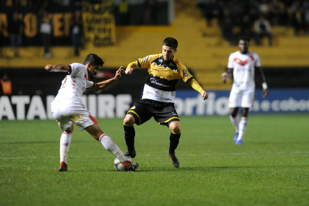 Eduardo foi liberado pelo departamento médico (Foto: Caio Marcelo/Criciúma)