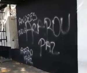 Torcedores do Corinthians tentam invadir hotel em Maceió e picham muro em SP